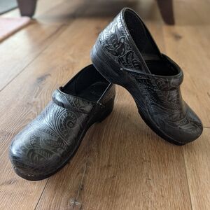 Dansko Women's Sz 40 Black Embossed Leather Clogs